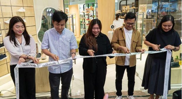 (From L-R) ( Rose Lope — Marketing of Allbirds, Janzen Thai — Merchandising Manager, Primer Group, Alyssa Beltran-Manibog — Brand Manager of Allbirds, Cyrel Canedo —-Region Sales Manager, and Ms. Jia Sadol — General Manager Ayala Cent Cebu)