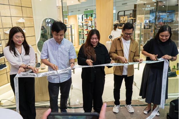 (From L-R) ( Rose Lope — Marketing of Allbirds, Janzen Thai — Merchandising Manager, Primer Group, Alyssa Beltran-Manibog — Brand Manager of Allbirds, Cyrel Canedo —-Region Sales Manager, and Ms. Jia Sadol — General Manager Ayala Cent Cebu)